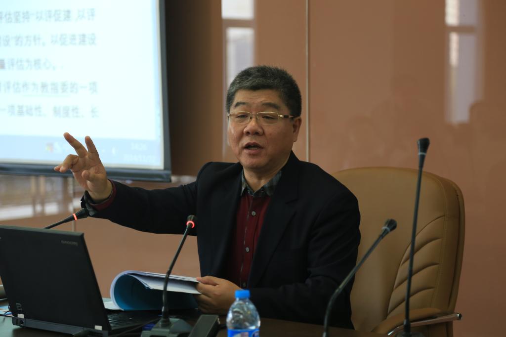 全国保险专业学位研究生教育指导委员会秘书长、新葡萄8883官网AMG官网院长郝演苏教授做报告